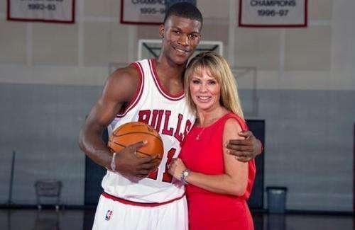 他都表现得 他都表现得